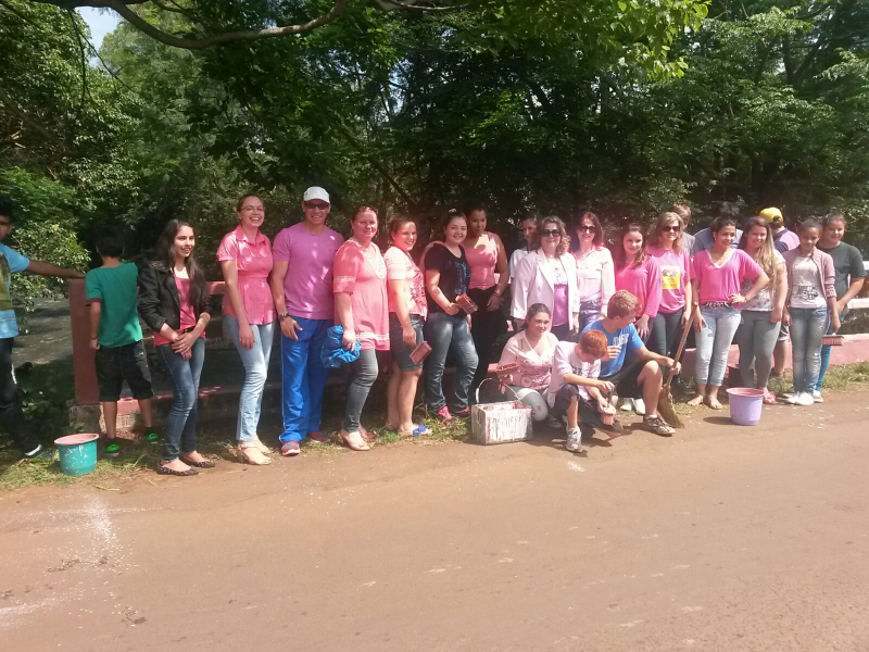 Ponte sobre o rio Itaquarinchim recebe pintura em alusão ao Outubro Rosa